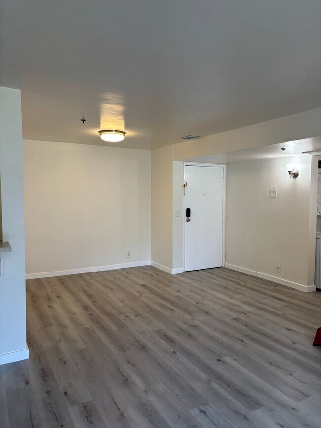 Building Photo - LARGE 2 BEDROOM 2 BATH  MASTER SUITES COND...