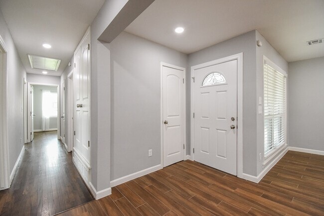 Building Photo - 7926 Ridgeview Dr