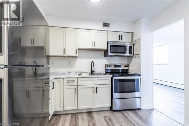 Building Photo - 975 Warwick Ct