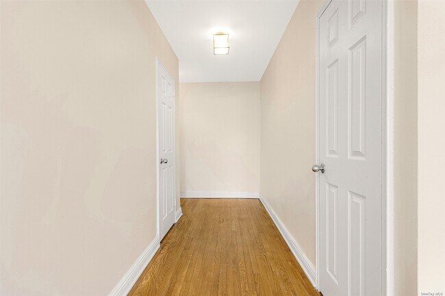 Foto del edificio - 67-41 Burns St