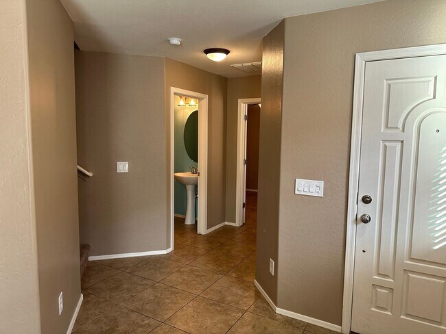 Building Photo - Beautiful 3 bedroom plus den, 2.5 bath hom...