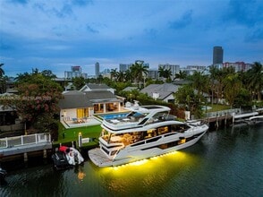 Building Photo - 207 Holiday Dr