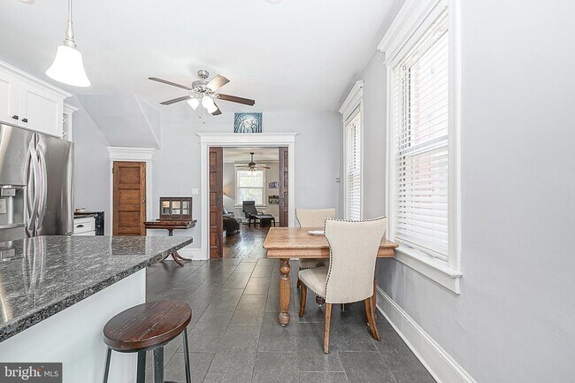 Building Photo - 9 E Knight Ave
