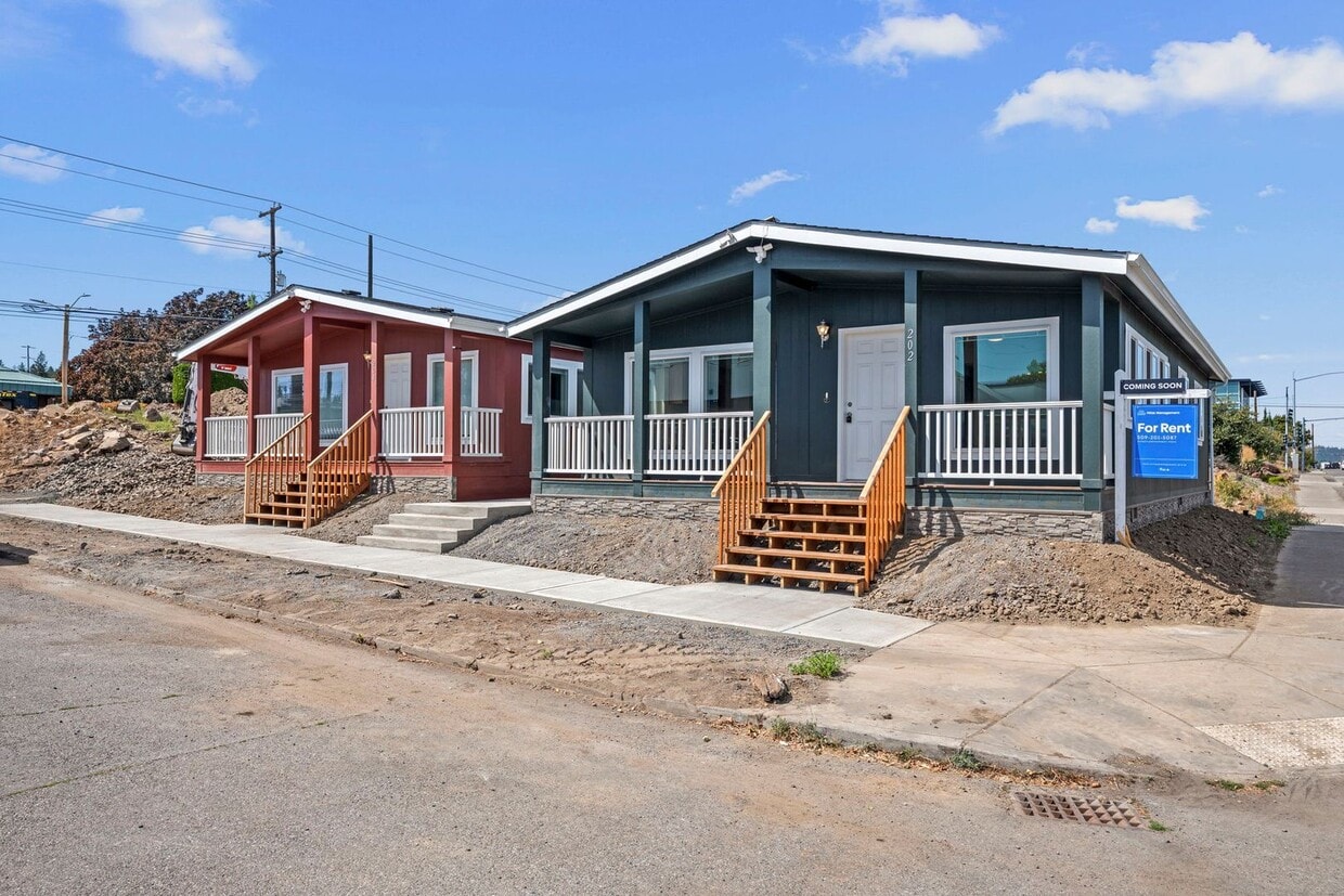 Primary Photo - Brand New University District Home - Conve...
