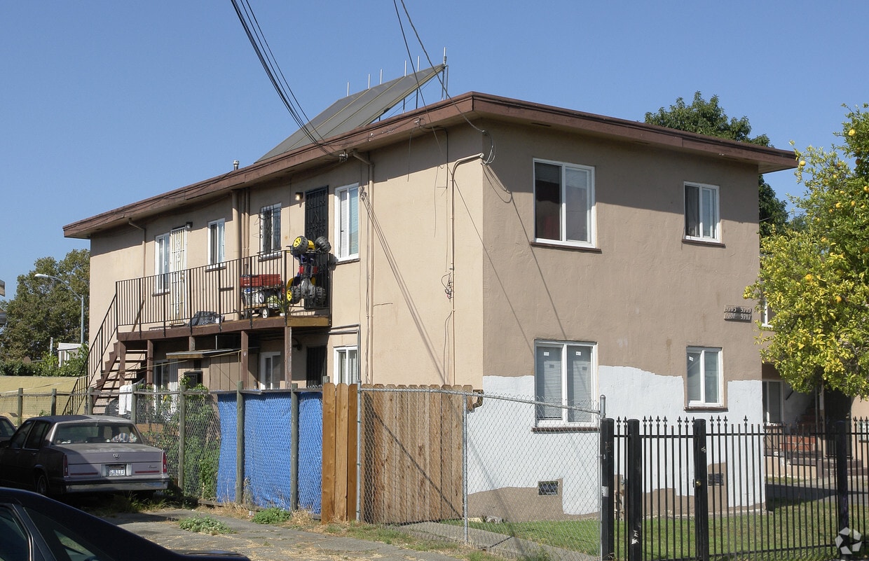 Building Photo - 9701-9707 Holly St