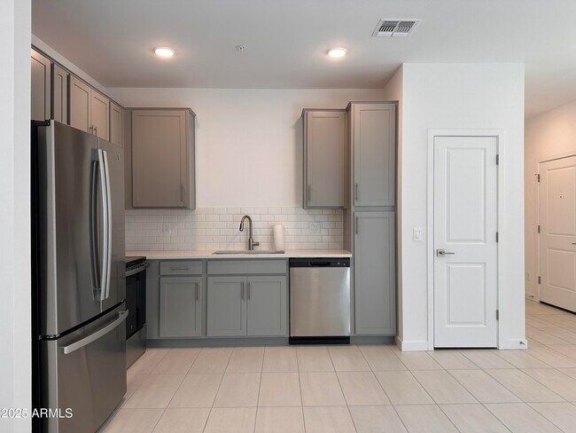 Foto del edificio - 2819 W Red Fox Rd