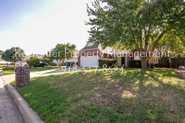Foto del edificio - Charming 3 bedroom home with cozy fireplace and 2 car garage!! Price drop!
