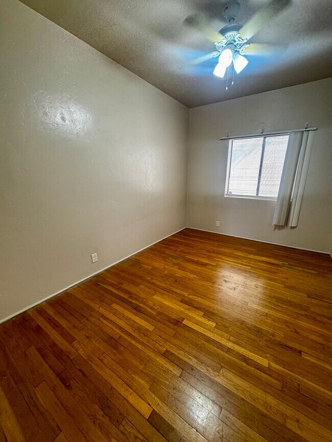 Foto del edificio - FOR RENT