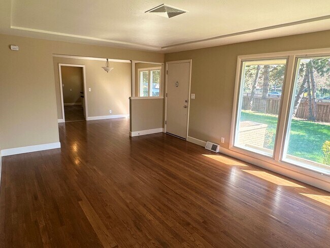 Building Photo - Beautifully Updated Home Close to Hwy 26, ...