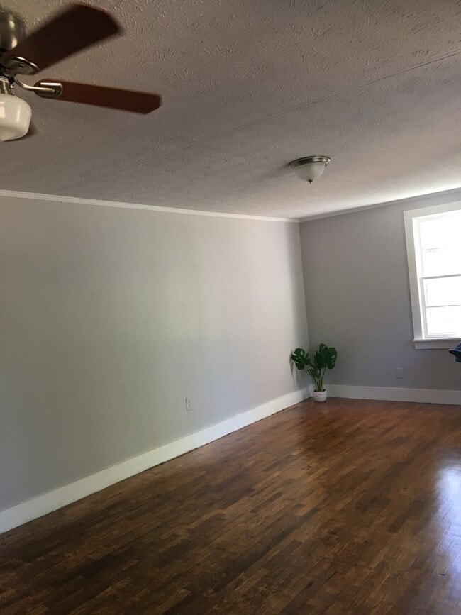 Building Photo - 2 Bedroom Cottage