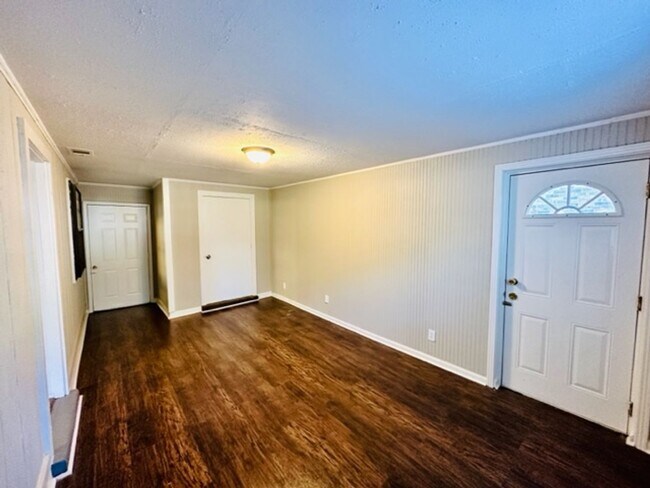 Building Photo - 3 bedroom, 2 bath near Whitten and Elmore with update bathrooms