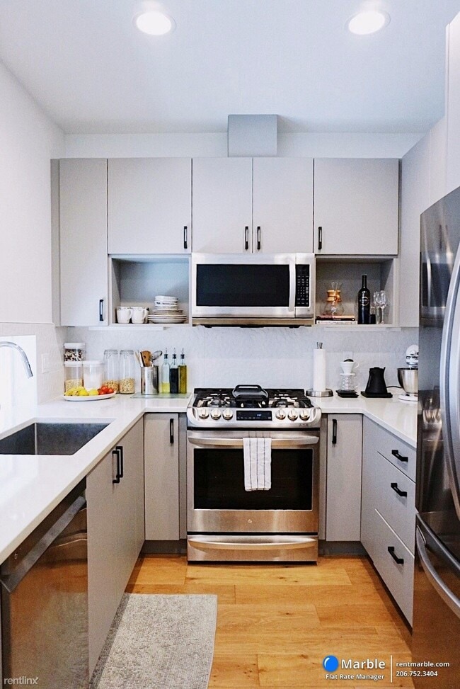 Building Photo - 3 br, 2 bath Townhome - 9551 Ashworth Ave ...