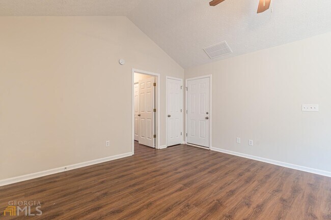 Building Photo - 335 Autumn Lake Dr