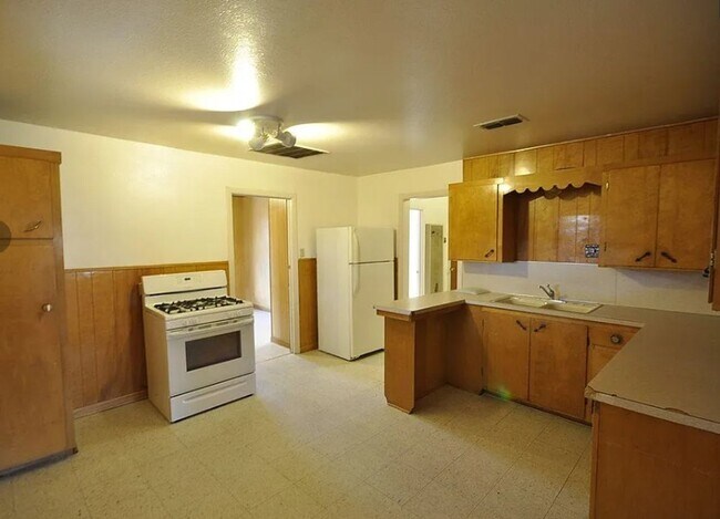 Foto del edificio - 3 Bedroom Home with Large Fenced Yard Avai...