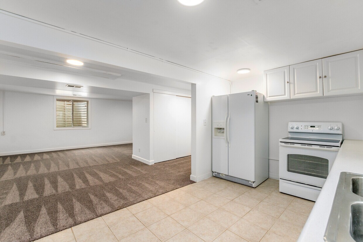 Kitchen - 1002 S Summit View Dr