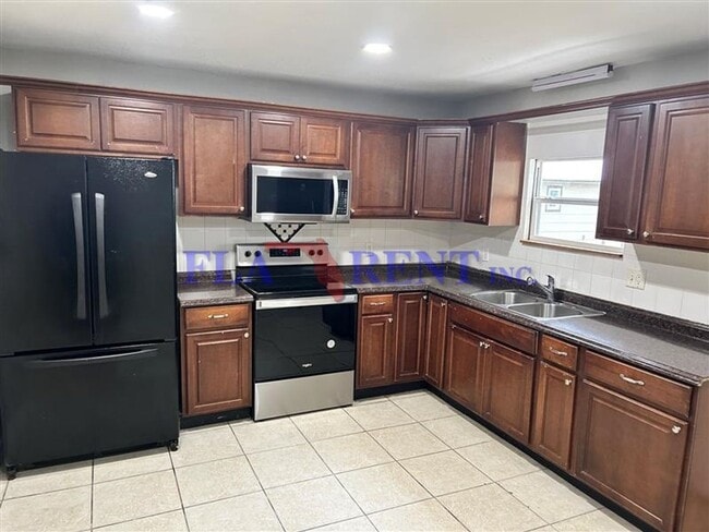 Photo - **3/2 lovely home with separate 1/1 In law suite**