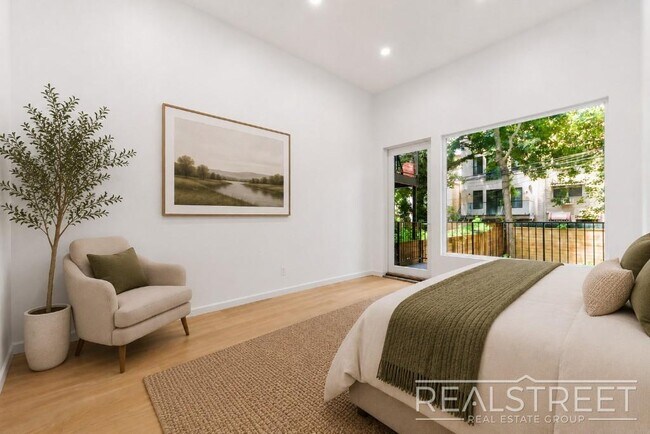 Foto del edificio - Three Bedroom Duplex w. Backyard.