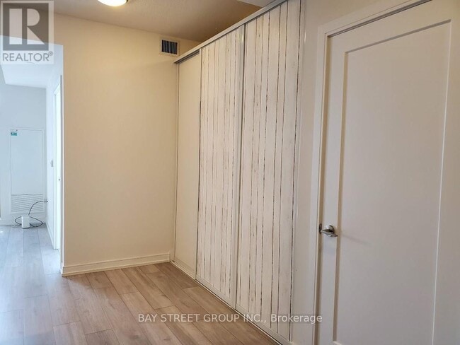 Photo du bâtiment - 225 Village Green Square