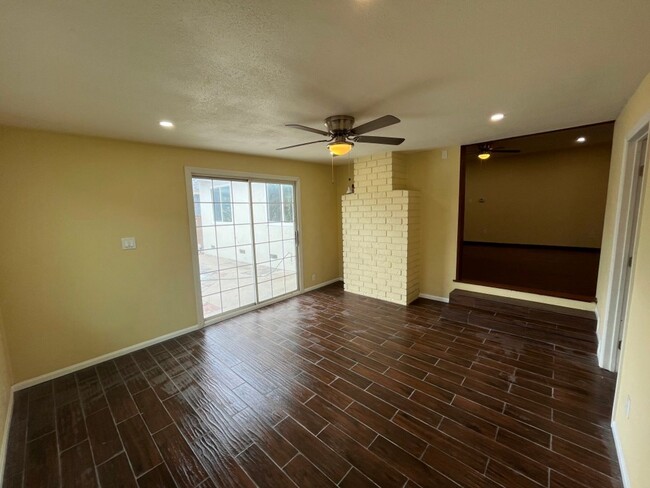 Foto del edificio - MOVE IN READY 4+2 w/bonus room + open floo...