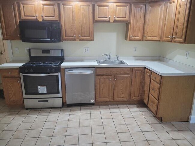 Building Photo - Perfect For Student Housing! 4 Bedroom Hou...