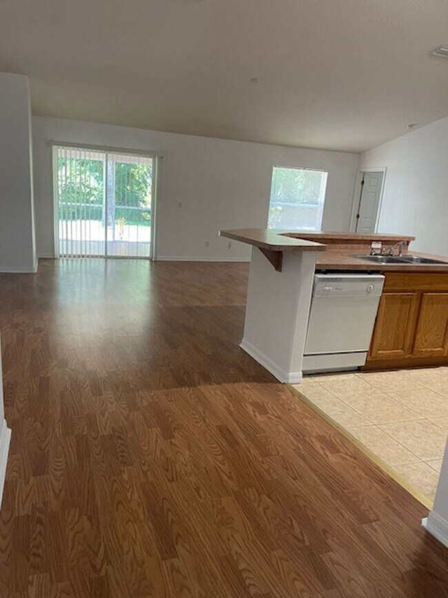 Foto del edificio - Beautiful 3/2/2 house with laminate floors, tiles, screen porch... Apply NOW and receive 50% off ...