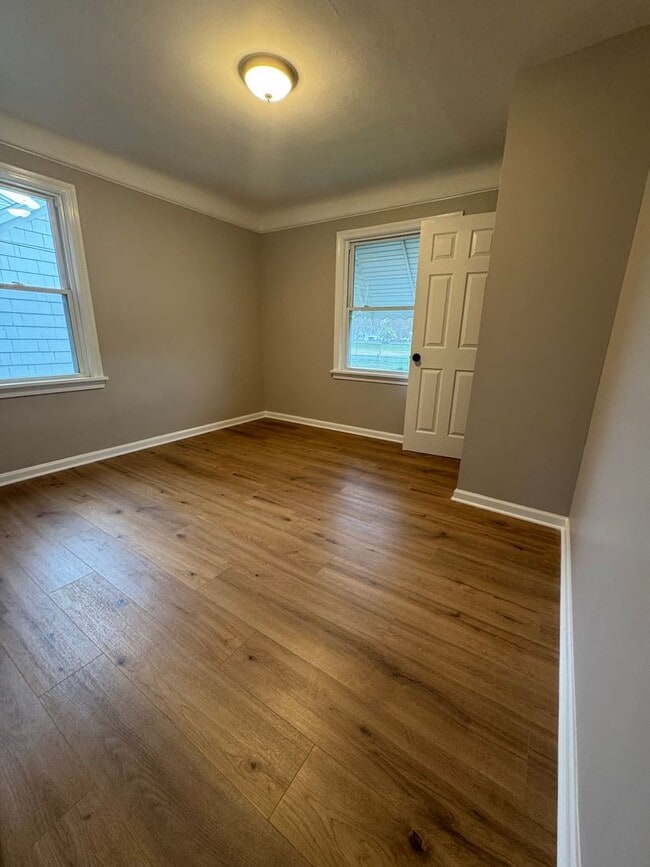 Building Photo - 3 bd , 1.5 baths remodeled Bungalow