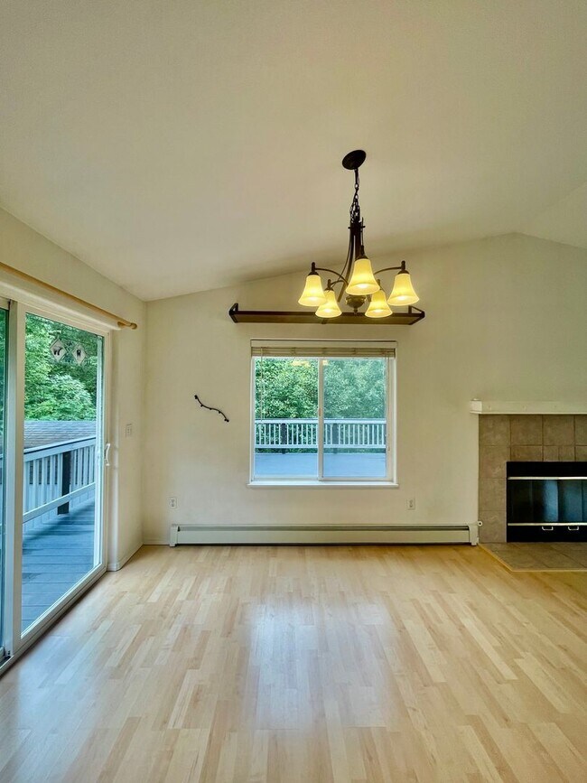 Foto del edificio - Fantastic 4 bedroom/3 bath/2 car garage home in prime secluded Chugiak location, additional carpo...