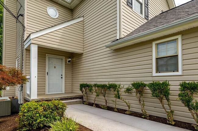 Building Photo - West Knoxville 37922 - Freshly painted and move-in ready, 3-bedroom, 2.5-bath home - Contact Matt...