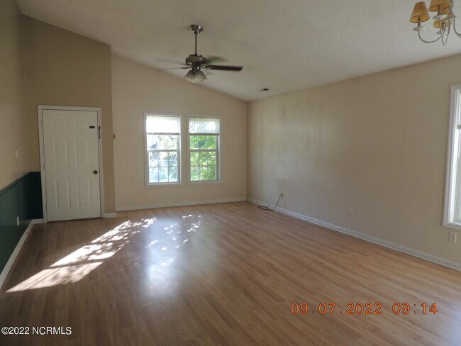 Building Photo - 120 Waterfall Dr
