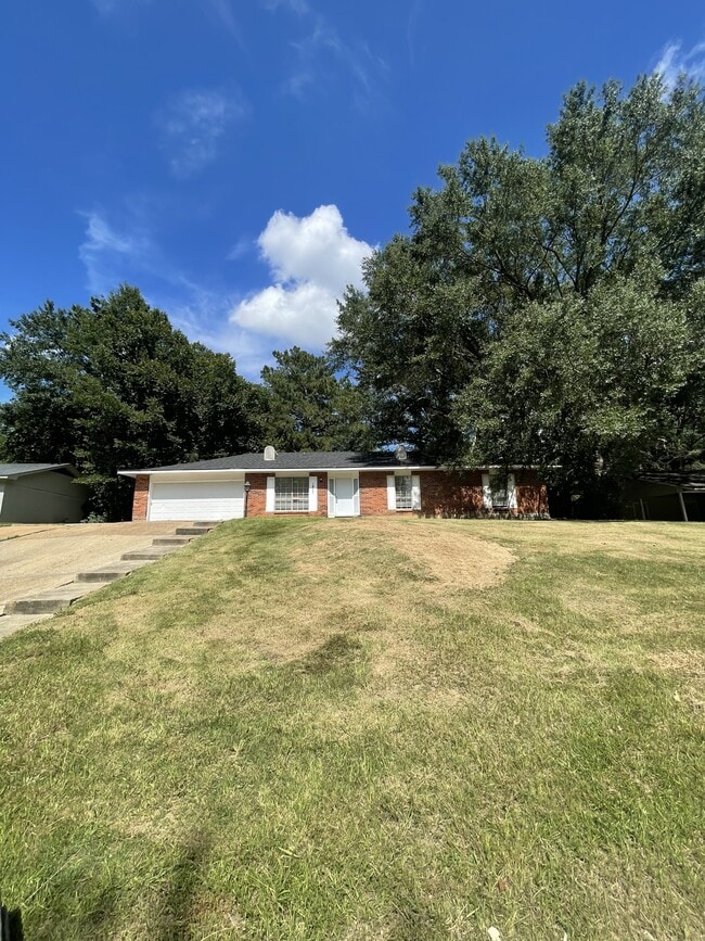 Building Photo - 1422 Wooddell Dr