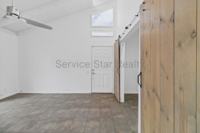 Building Photo - 2810 E Glenrosa Ave