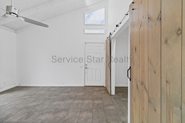 Foto del edificio - 2810 E Glenrosa Ave