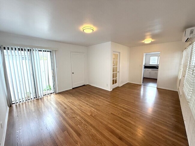 Foto del edificio - Bungalow - 1 bedroom + Office = natural wood floors, mini split a/c , new appliances, private pat...