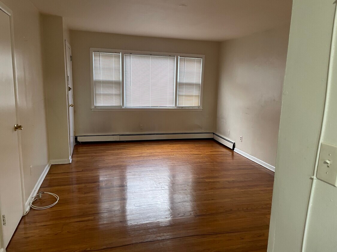 Building Photo - 256 Ridgefield Ave