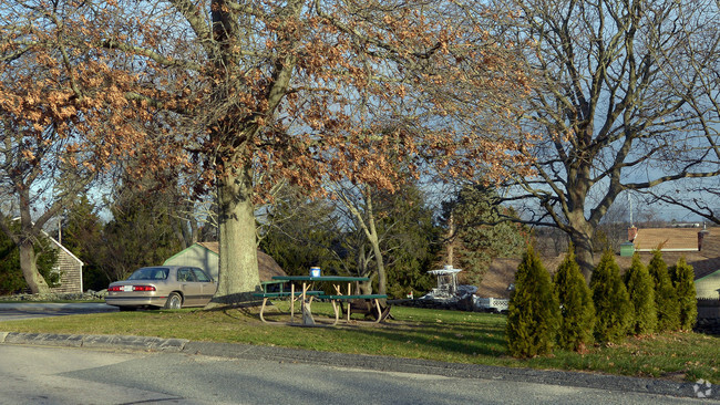 Building Photo - Quaker Estates