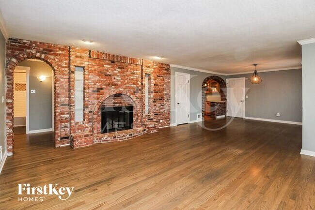 Foto del edificio - 705 NE Shady Ln Dr