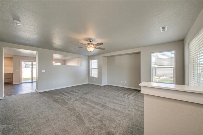 Foto del edificio - Two Story, Spacious Star Home!