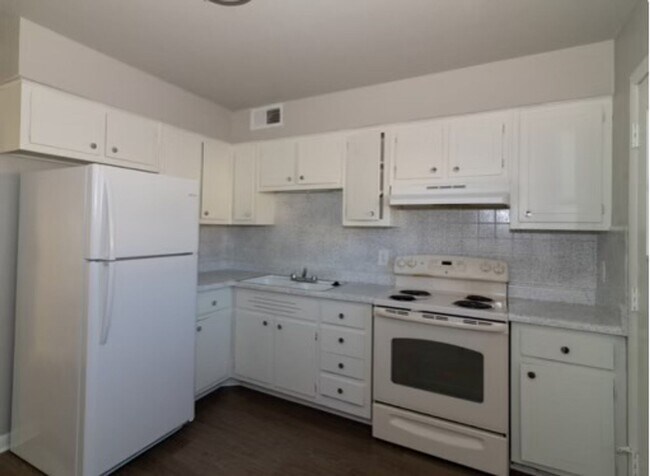 Building Photo - Rosewood Apartments