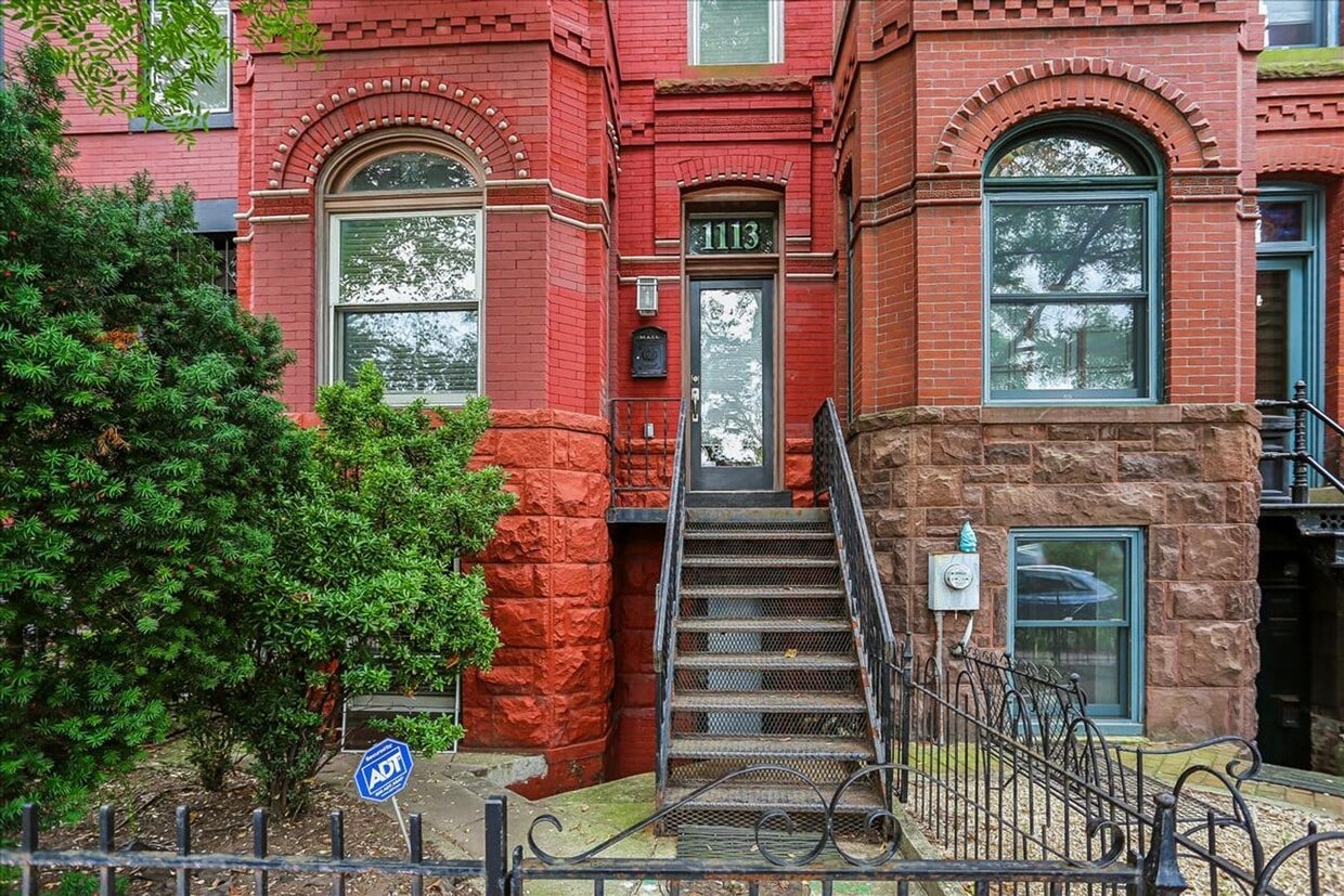 Foto principal - Charming 3 Full Level Rowhome w/ Private Outdoor Courtyard! Garage near Eastern Market