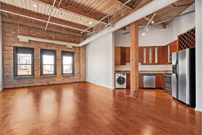 Building Photo - 225 W Huron St