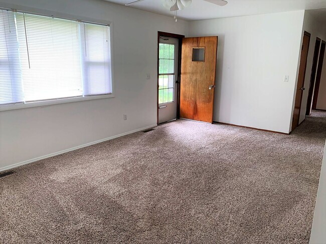 Building Photo - 3 Bedroom Close to Lewis Gale Hospital