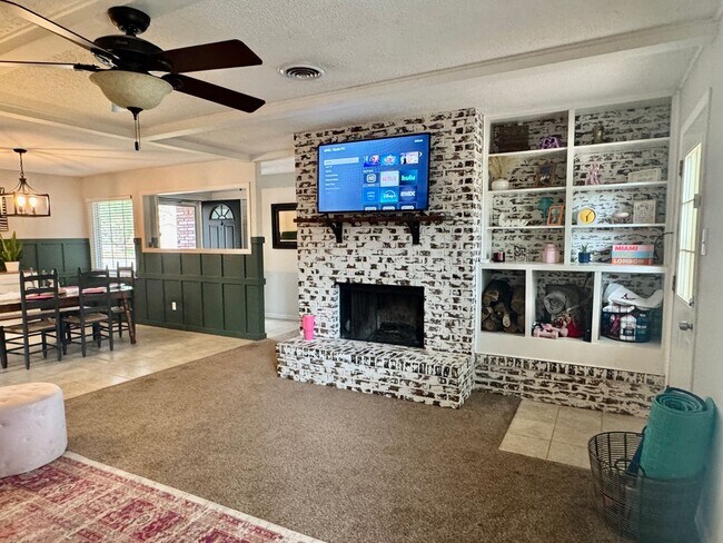 Building Photo - Charming 3 Bedroom Home Pre-Leasing for Au...