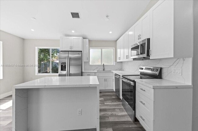 Foto del edificio - 6120 SW 63rd St