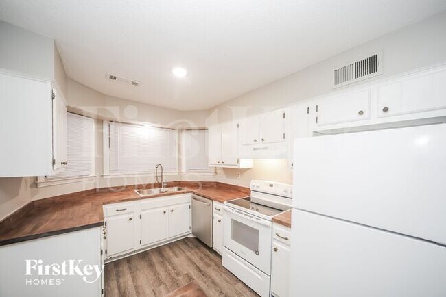 Building Photo - 2506 MacKinnon Dr