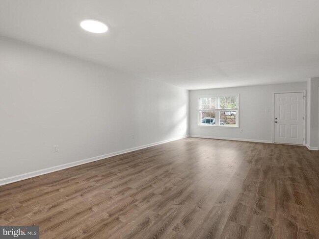 Building Photo - 325 Jenville Ct