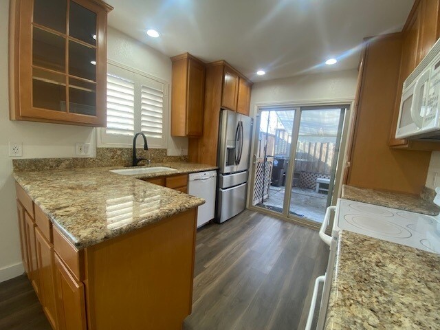 Foto del edificio - 4144 Ravenwood Pl