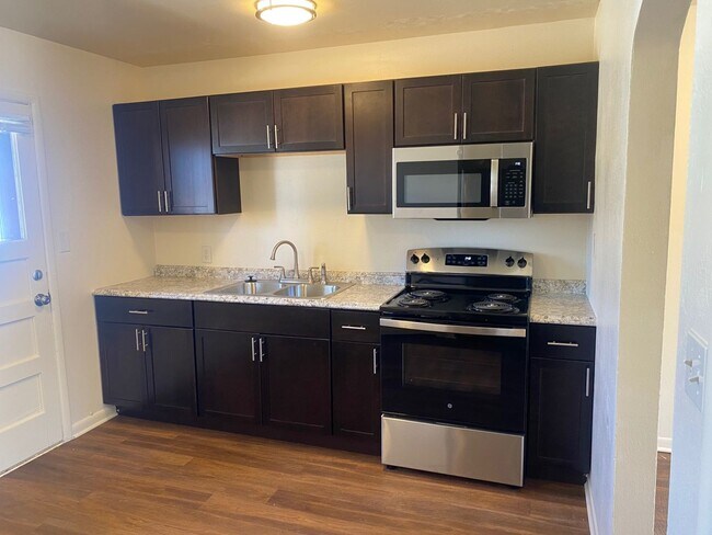 Foto del edificio - Newly Renovated 2BR | Courtyard & back patio | Lots of natural light