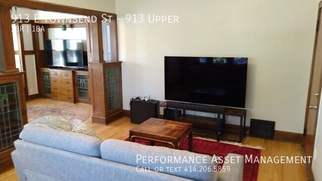 Building Photo - Beautiful 3BED/1BATH Riverwest Upper