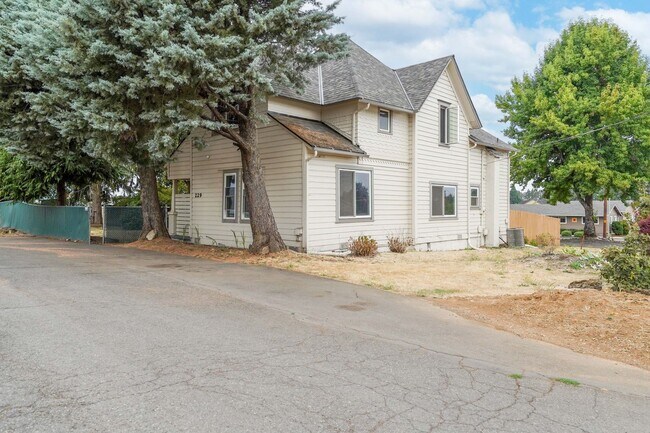 Building Photo - Beautifully Renovated 4-Bedroom Farmhouse on Large Corner Lot in the Heart of Sublimity - Water/S...