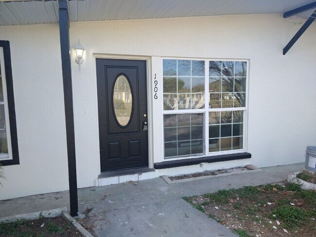 Foto del edificio - Rent this Newly Renovated and Spacious 4 Bedroom Home